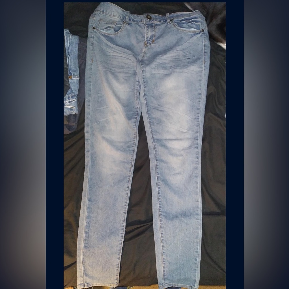 Female Jeans - Picture 11 of 16